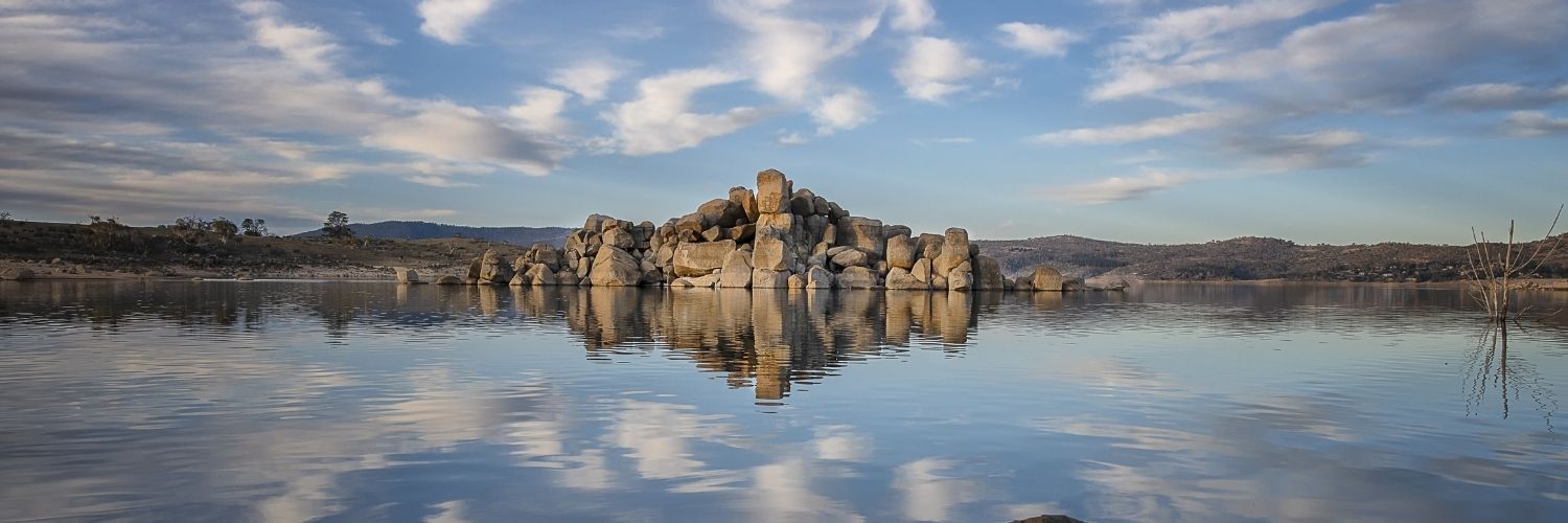 Curiosity Rocks, Lake Jindabyne. Credit: Robin Ward / NSW Department of Planning and Environment